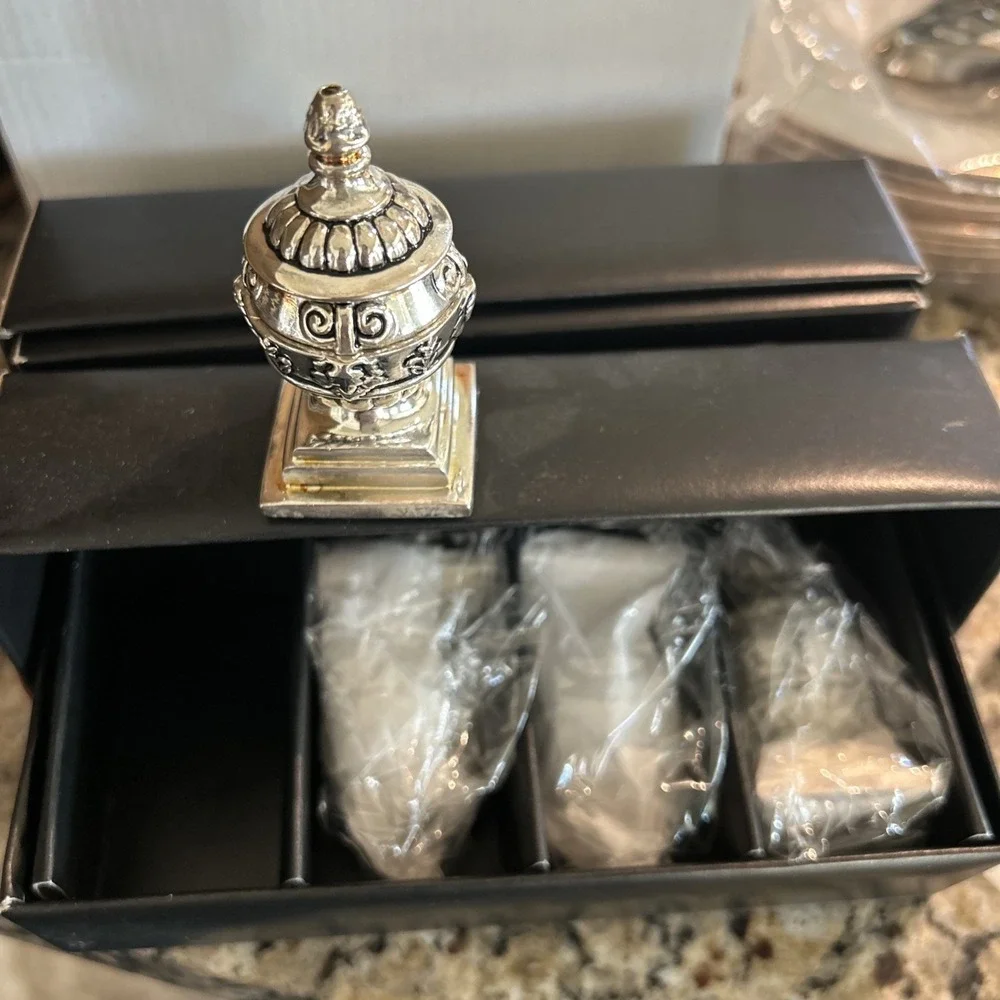 Bombay Company Silver Plated Mini Salt Pepper Artichoke Shakers Set Of 4‎ NIB